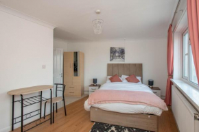 Studio Apartment by Rajmoni Retreats, Bromley